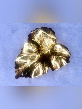 Vintage Gold Tone Leaf Scarf Clip (1968-73)